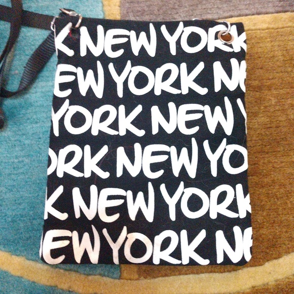 Robin Ruth NY Purse 👛 - Picture 2 of 5